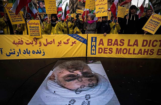 ইরানের প্রেসিডেন্ট হাসান রুহানির বিরুদ্ধে ইরানে বিক্ষোভের ঘটনা থেকে সুবিধা নেওয়ার চেষ্টা করে সৌদি আরব। প্যারিসে রুহানির ছবিতে জুতার দাগ ফেলে ইরানিদের বিক্ষোভ। ছবি: এএফপি