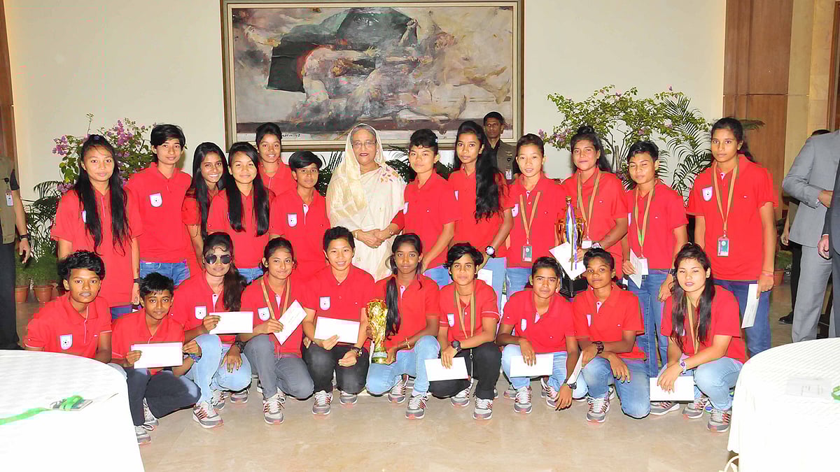 প্রধানমন্ত্রীর সঙ্গে শামসুন্নাহারসহ অনূর্ধ্ব ১৬ বাংলাদেশের জাতীয় নারী দল। সংগৃহীত ছবি