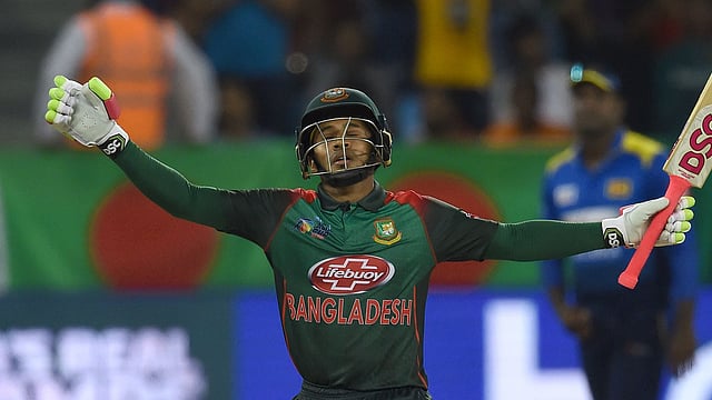 এশিয়া কাপে শ্রীলঙ্কার বিপক্ষে সেঞ্চুরির পর মুশফিক। ফাইল ছবি