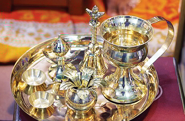 কাঁসা ও পিতলের তৈজসের নকশায় থাকে বৈচিত্র্য। ছবি : নকশা