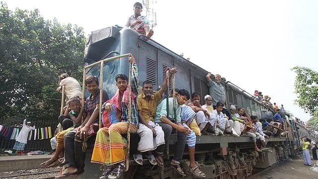 ট্রেনের ইঞ্জিনে ঝুঁকি নিয়ে বসেছেন যাত্রীরা। এভাবে বগির বাইরে ঠাসাঠাসি করে যাতায়াতে অনেক সময় দুর্ঘটনার শিকার হন যাত্রীরা। গেন্ডারিয়া রেলস্টেশন, ঢাকা, ১৭ অক্টোবর। ছবি: আবদুস সালাম