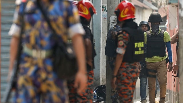 বাড়িতে অভিযান চালায় আইনশৃঙ্খলা রক্ষাকারী বাহিনী।