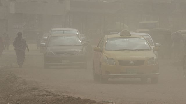 রাজধানীর জুরাইন-পোস্তগোলা এলাকায় চলছে উড়ালসড়ক নির্মাণের কাজ। পুরো এলাকা ধুলোয় আচ্ছন্ন হয়ে থাকায় ভোগান্তিতে সাধারণ মানুষ। জুরাইন, ঢাকা, ১৭ অক্টোবর। ছবি: আবদুস সালাম