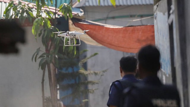 ড্রোন ক্যামেরা দিয়ে পর্যবেক্ষণ করা হচ্ছে বাড়িটি।