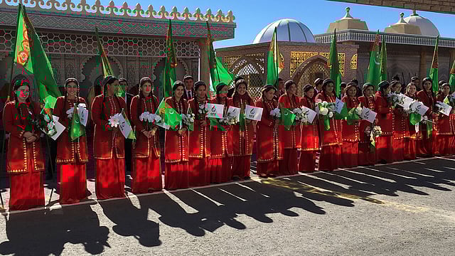 ঐতিহ্যবাহী পোশাকে তুর্কমিনিস্তানের নারীরা। জাপান ও দক্ষিণ কোরিয়ার সহায়তায় নতুন কেমিক্যাল কোম্পানির উদ্বোধনী অনুষ্ঠানে এসেছেন তাঁরা সবাই। কিয়ানলি, তুর্কমিনিস্তান, ১৭ অক্টোবর। ছবি: রয়টার্স