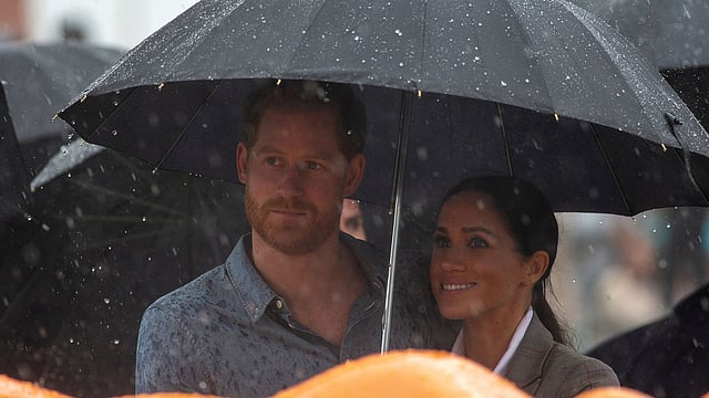 প্রিন্স হ্যারি ও মেগান মার্কেল দম্পতি বিয়ের পাঁচ মাসের মাথায় প্রথম আনুষ্ঠানিক রাজকীয় সফরে অস্ট্রেলিয়ায় আছেন। সেখানে থাকা অবস্থায় কেনসিংটন প্যালেসের বরাতে গত সোমবার বলা হয় ডিউক অব সাসেক্স ও ডাচেস অব সাসেক্স বাবা-মা হতে যাচ্ছেন। ভিক্টোরিয়া পার্ক, ডাবো, অস্ট্রেলিয়া, ১৭ অক্টোবর। ছবি: রয়টার্স