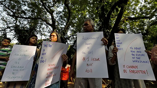 কর্মক্ষেত্রে নারীদের যৌন হেনস্তার প্রতিবাদে ভারতের সাংবাদিকদের মানববন্ধন। নয়াদিল্লি, ভারত, ১৩ অক্টোবর। ছবি: রয়টার্স