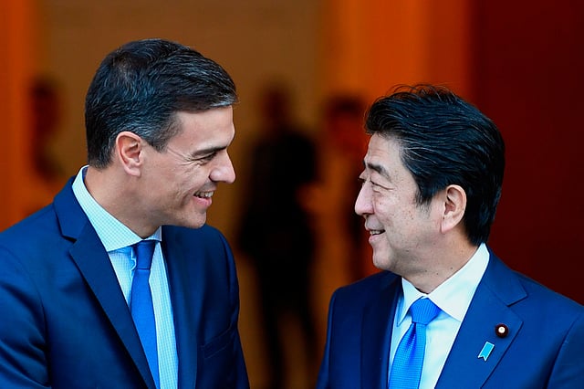 জাপানের প্রধানমন্ত্রী শিনজো আবেকে স্বাগত জানান স্পেনের প্রধানমন্ত্রী পেড্রো সানচেজ। মনক্লোয়া প্যালেস, মাদ্রিদ, স্পেন, ১৬ অক্টোবর। ছবি: এএফপি