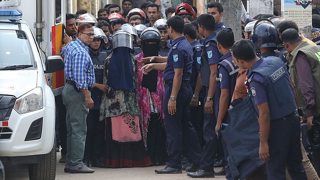 আত্মসমর্পণের পর সন্দেহভাজন দুই নারী জঙ্গিকে নিয়ে যাচ্ছেন পুলিশ সদস্যরা।