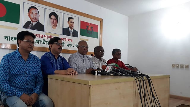 বৈঠক শেষে সাংবাদিকদের ব্রিফ করেন খন্দকার মোশাররফসহ জাতীয় ঐক্যফ্রন্টের নেতারা। গুলশান, ১৭ অক্টোবর। ছবি: সুহাদা আফরিন