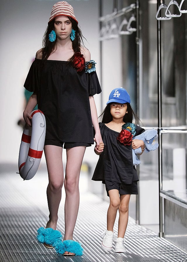 সাংহাই ফ্যাশন উইকে র‍্যাম্পে মডেলদের পরিবেশনা। সাংহাই, চীন, ১৭ অক্টোবর। ছবি: এএফপি