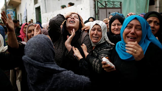 ইসরায়েলি সেনাদের বিমান হামলায় ফিলিস্তিনের নাজি আল-যানিন নিহত হওয়ায় স্বজনদের আহাজারি। এমন আহাজারি ওই অঞ্চলের নিয়মিত ঘটনা। গাজা, ১৭ অক্টোবর। ছবি: রয়টার্স