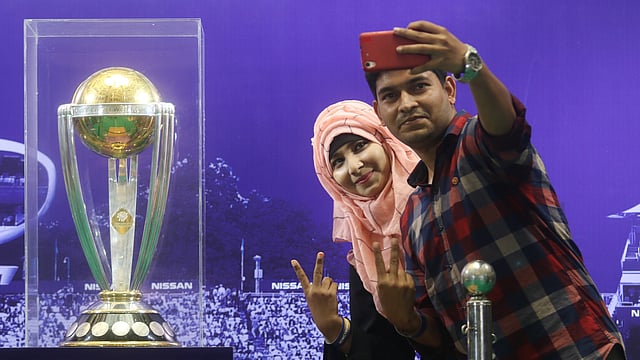 ট্রফির সঙ্গে সেলফি তুলছেন এক দম্পতি।