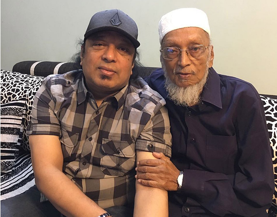 ফিরিঙ্গিবাজারের বাড়িতে বাবা মোহাম্মদ ইছহাকের সঙ্গে আইয়ুব বাচ্চু। ছবি: সংগৃহীত