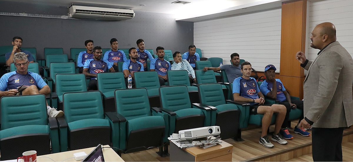 মনোবিদের ক্লাসে বাংলাদেশ দলের ক্রিকেটাররা। ছবি: প্রথম আলো