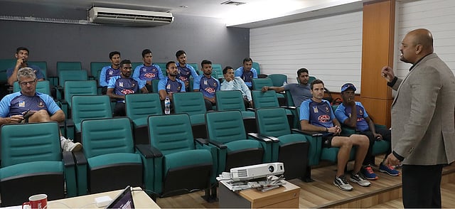 মনোবিদের ক্লাসে বাংলাদেশ দলের ক্রিকেটাররা। ছবি: প্রথম আলো