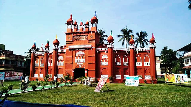 ঢাকা বিশ্ববিদ্যালয়ের কার্জন হলের আদলে এবার পূজামণ্ডপ তৈরি করেছে পশ্চিমবঙ্গের হুগলির উত্তরপাড়ার ইয়ুথ কোর ক্লাব। ছবি: ভাস্কর মুখার্জি