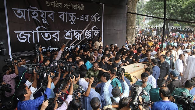 বাংলাদেশের ব্যান্ডসংগীতের কিংবদন্তি শিল্পী আইয়ুব বাচ্চুর প্রতি সর্বসাধারণের শেষ শ্রদ্ধা। কেন্দ্রীয় শহীদ মিনার, ঢাকা, ১৯ অক্টোবর। ছবি: আবদুস সালাম