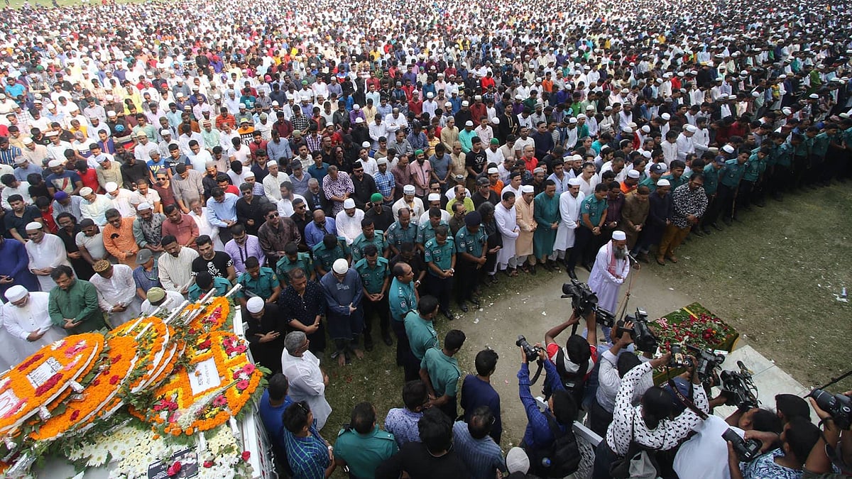 ব্যান্ডসংগীতের কিংবদন্তি শিল্পী আইয়ুব বাচ্চুর প্রথম জানাজা। তাঁর এই জানাজায় হাজারো মুসল্লি অংশ নেন। জাতীয় ঈদগাহ ময়দান, ঢাকা, ১৯ অক্টোবর। ছবি: আবদুস সালাম
