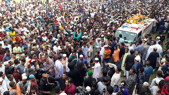 জাতীয় ঈদগাহ ময়দানে আইয়ুব বাচ্চুর মরদেহবাহী গাড়ি। ছবি: আবদুস সালাম