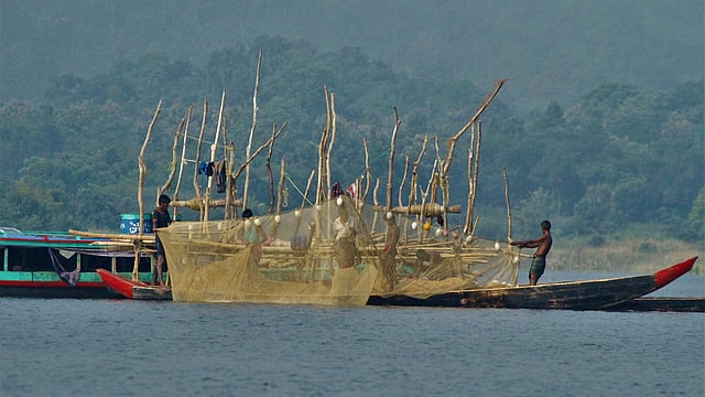 মাছ ধরার প্রস্তুতি নিচ্ছেন জেলেরা। বড় কাট্টলী এলাকা, লংগদু উপজেলা, ১৯ অক্টোবর। ছবি: সুপ্রিয় চাকমা