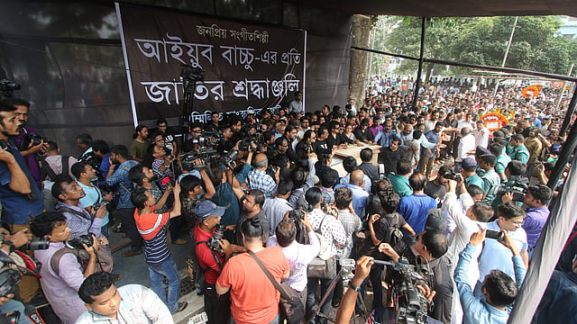 কেন্দ্রীয় শহীদ মিনারে আইয়ুব বাচ্চুর প্রতি সব শ্রেণির মানুষ শেষ শ্রদ্ধা নিবেদন করেন