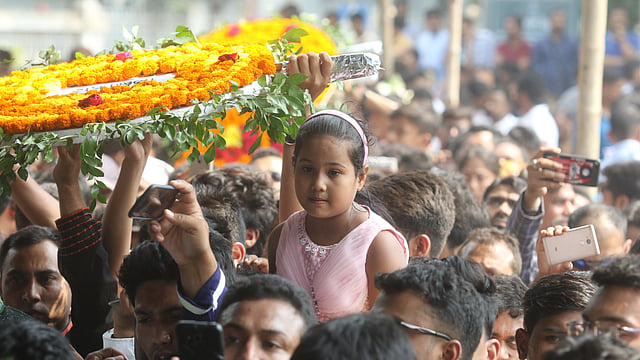 শ্রদ্ধা জানাতে এসেছে শিশুটিও