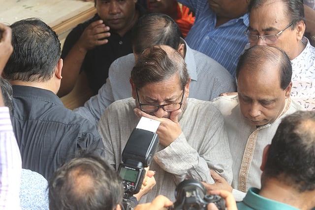 কেন্দ্রীয় শহীদ মিনারে নিথর আইয়ুব বাচ্চুকে দেখে কেঁদে ফেললেন আসাদুজ্জামান নূর। ছবি: প্রথম আলো