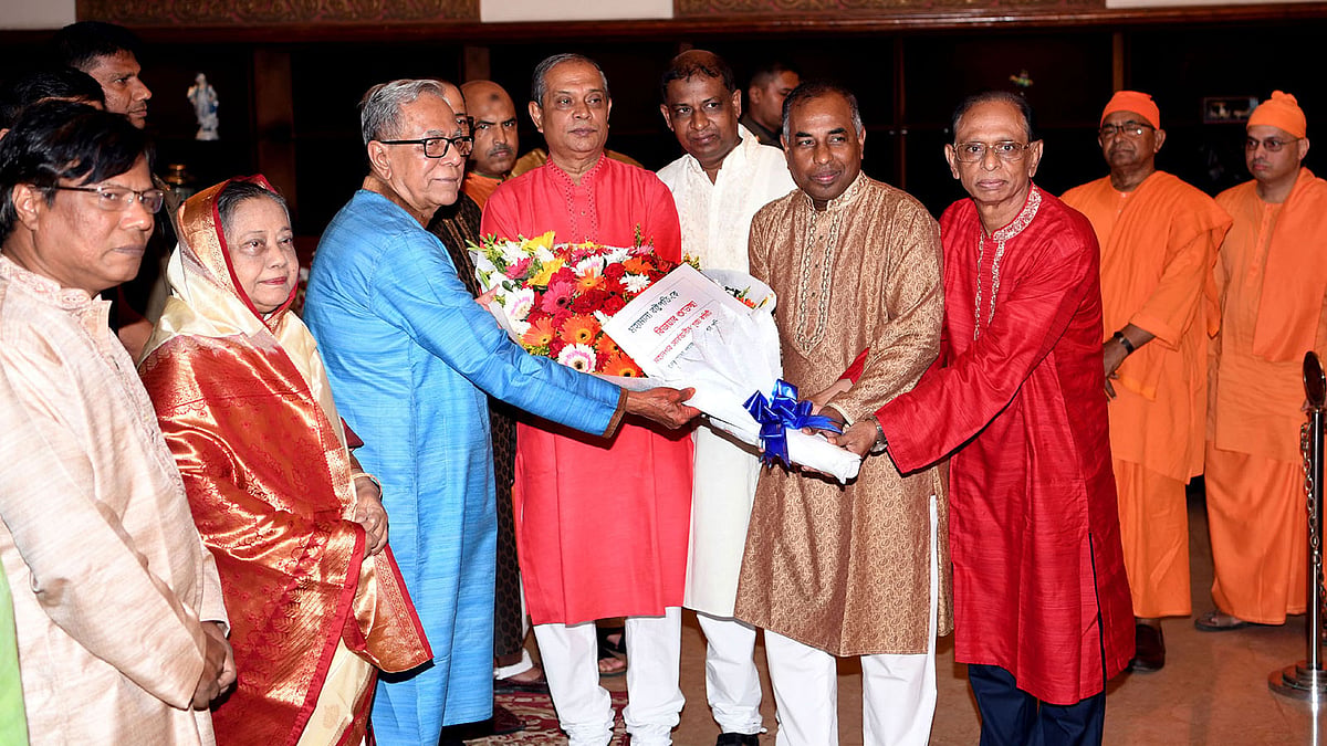 রাষ্ট্রপতি মো. আবদুল হামিদ দুর্গাপূজা উপলক্ষে বঙ্গভবনে সংবর্ধনা অনুষ্ঠানে হিন্দু সম্প্রদায়ের লোকজনের সঙ্গে শুভেচ্ছা বিনিময় করেন। এ সময় মহানগর সর্বজনীন পূজা কমিটির পক্ষ থেকে রাষ্ট্রপতিকে ফুলেল শুভেচ্ছা জানানো হয়। ঢাকা, ১৯ অক্টোবর। ছবি: পিআইডি</p>