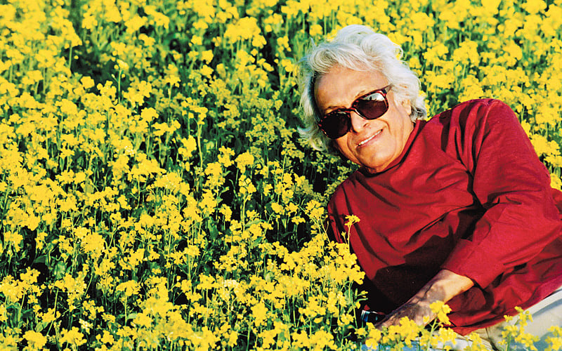 নিজ গ্রাম নরসিংদীর পাড়াতলীতে শস্যখেতের মধ্যে শামসুর রাহমান, ১৯৯৯। ছবি: নাসির আলী মামুন, ফটোজিয়াম