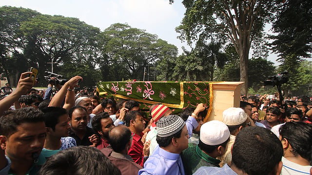 সকাল সাড়ে ১০টার দিকে আইয়ুব বাচ্চুর মরদেহ কেন্দ্রীয় শহীদ মিনার প্রাঙ্গণে নেওয়া হয়