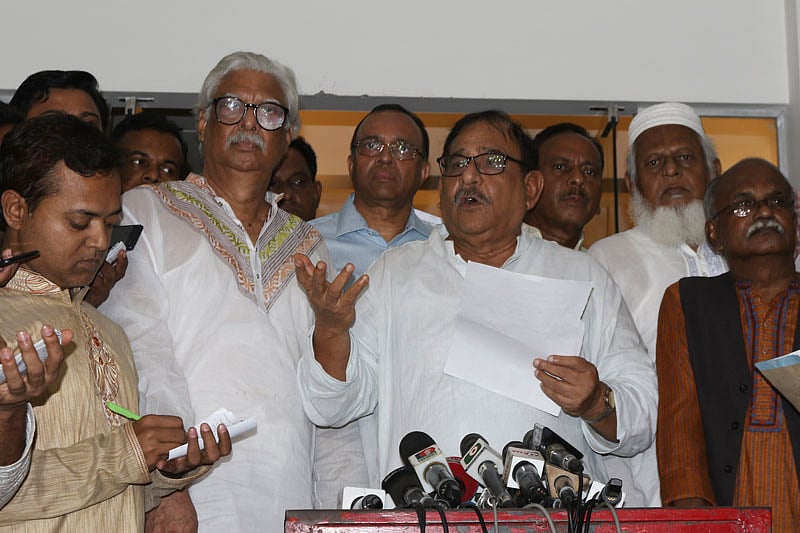 জাতীয় ঐক্যফ্রন্টের বৈঠক শেষে ব্রিফ করেন গণফোরামের সাধারণ সম্পাদক মোস্তফা মহসিন মন্টু। ধানমন্ডি, ঢাকা, ১৯ অক্টোবর। ছবি: আশরাফুল আলম