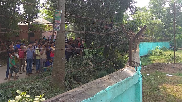 সামনে উঁচু দেয়াল ও কাঁটাতারের বেড়া। এর ওপর দিয়েই বাংলাদেশ ক্রীড়া শিক্ষাপ্রতিষ্ঠানের মাঠে ক্রিকেট দেখার আনন্দ। ছবি: প্রথম আলো
