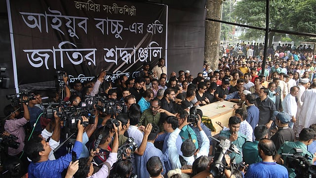কেন্দ্রীয় শহীদ মিনারে আইয়ুব বাচ্চুর প্রতি সর্বসাধারণের শেষ শ্রদ্ধা। ছবি: আবদুস সালাম
