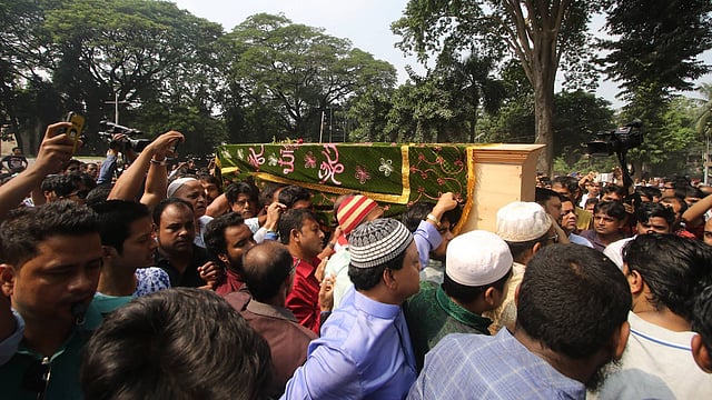 কেন্দ্রীয় শহীদ মিনারে আইয়ুব বাচ্চুর মরদেহ। ছবি: আবদুস সালাম