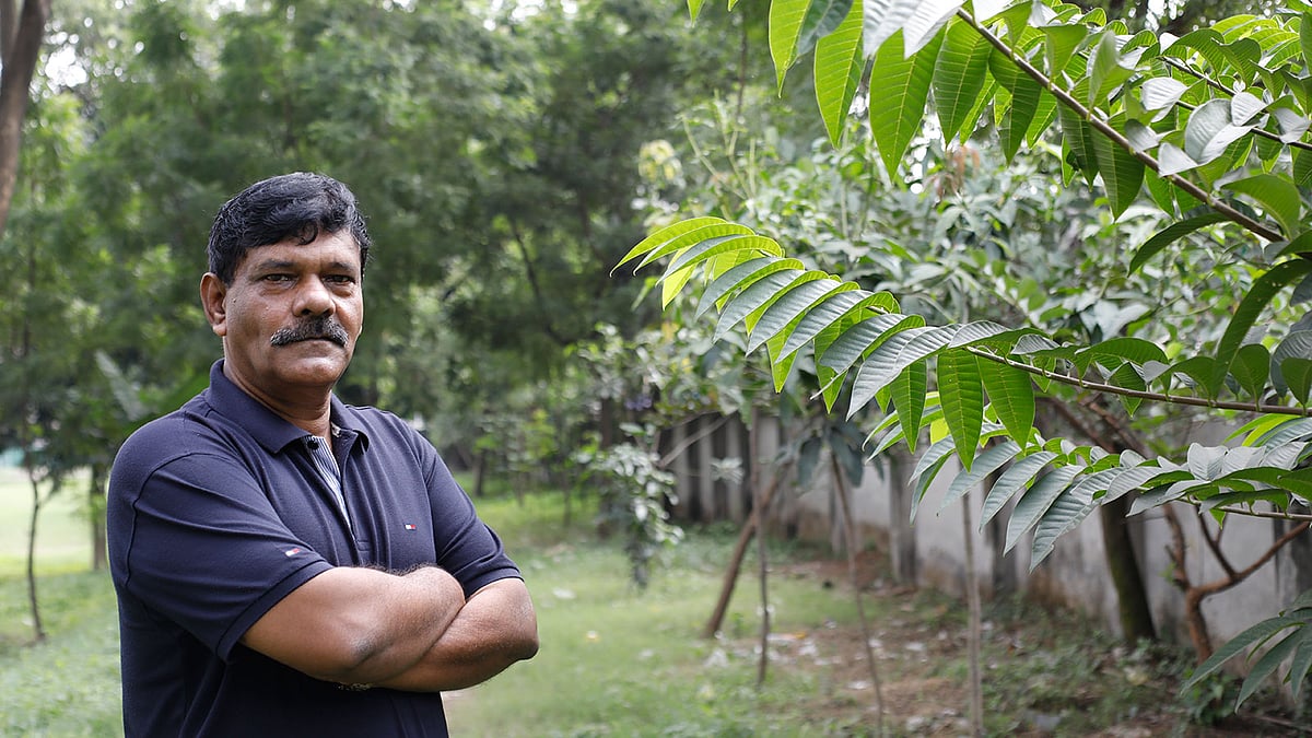 নিজের লাগানো গাছের সঙ্গে শাহজাহান অালী । ছবি: খালেদ সরকার