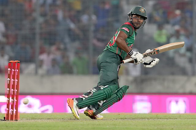 আরও একটি চার। সেদিকে তাকিয়ে ইমরুল।