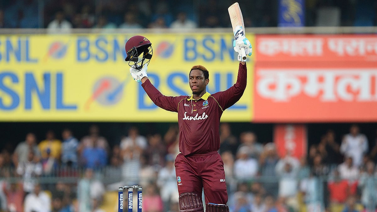 গুয়াহাটিতে আজ ভারতীয় বোলারদের নিয়ে খেলেছেন শিমরন হেটমায়ার। ছবি: এএফপি