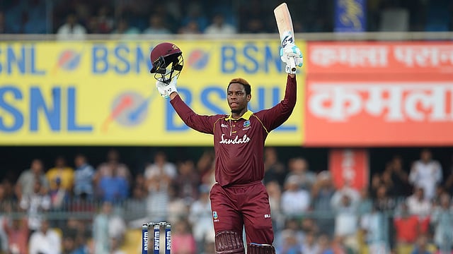 গুয়াহাটিতে আজ ভারতীয় বোলারদের নিয়ে খেলেছেন শিমরন হেটমায়ার। ছবি: এএফপি