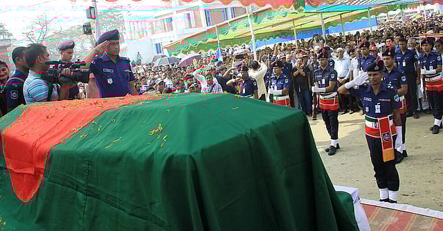 মুক্তিযোদ্ধা হিসেবে রাষ্ট্রীয় সম্মান জানানো হয় ফাদার রিগনকে। উপজেলা পরিষদ মাঠ, মোংলা, বাগেরহাট, ২১ অক্টোবর। ছবি: প্রথম আলো