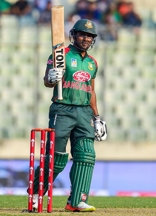 ৬৬ রানে তিন উইকেট হারিয়ে জিম্বাবুয়ের বিপক্ষে প্রথম ওয়ানডেতে ব্যাটিং বিপর্যয়ে পড়ে বাংলাদেশ। সেখান থেকে দলকে টেনে তোলার কাজটা শুরু করেন ইমরুল কায়েস ও মোহাম্মদ মিঠুন। ৫০ রানের পরেই পর ইমরুল। মিরপুর, ঢাকা, ২১ অক্টোবর। ছবি: এএফপি