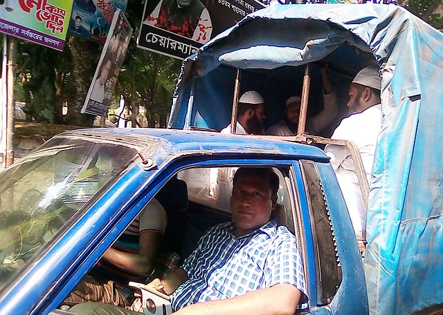 জঙ্গি সন্দেহে সাতজনকে গ্রেপ্তার করে নিয়ে যাচ্ছে পুলিশ। ছবি: প্রথম আলো