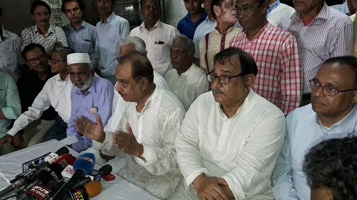 জাতীয় ঐক্যফ্রন্টের বৈঠক শেষ ব্রিফ করেন আ স ম রব। ছবি: মোছাব্বের হোসেন