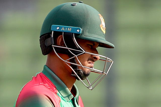 অভিষেকে শূন্য রানে ফিরলেন ফজলে। ছবি: প্রথম আলো