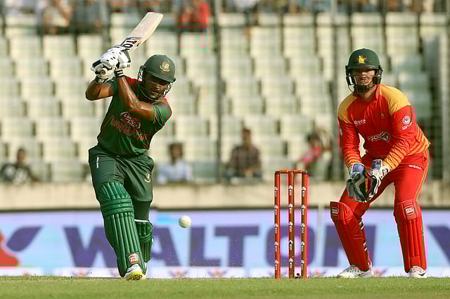 শুরু থেকেই দারুণ সব শটে মাতিয়ে দিয়েছেন গ্যালারি।