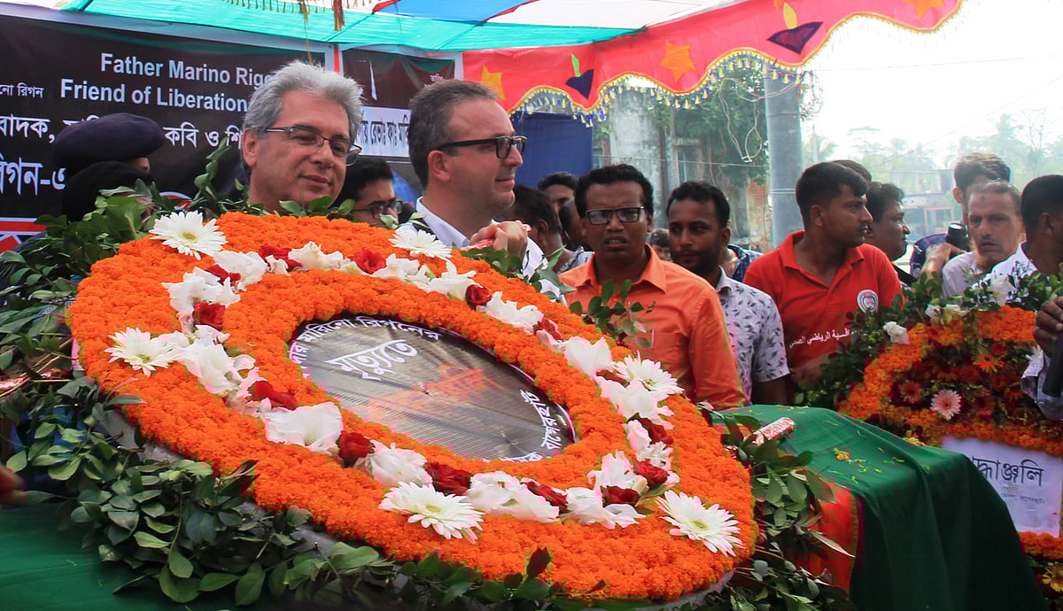 ফাদার রিগনকে শেষ শ্রদ্ধা জানান ইতালির রাষ্ট্রদূত মারিও পালমা ও ফাদার রিগনের ভাগনে মারিও কাভেস্ত্রো। উপজেলা পরিষদ মাঠ, মোংলা, বাগেরহাট, ২১ অক্টোবর। ছবি: প্রথম আলো