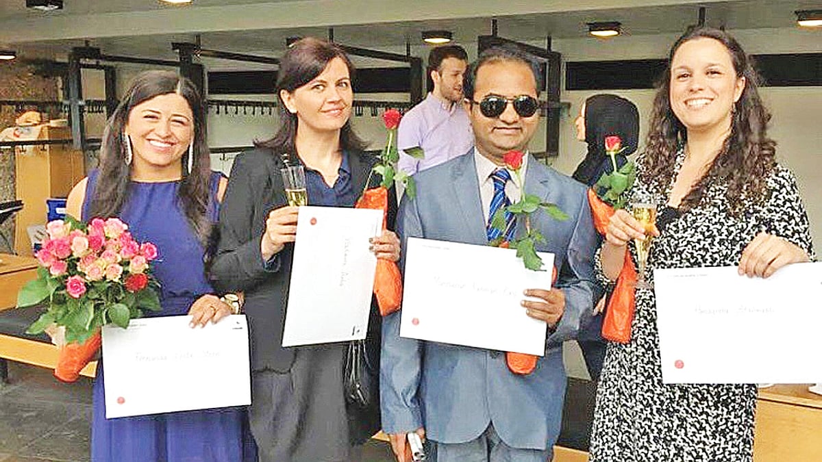 সহপাঠীদের সঙ্গে মাহবুবুর রহমান