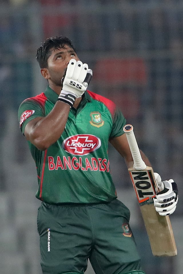 সেঞ্চুরির পর হেলমেট খুলে স্বস্তির নিশ্বাস