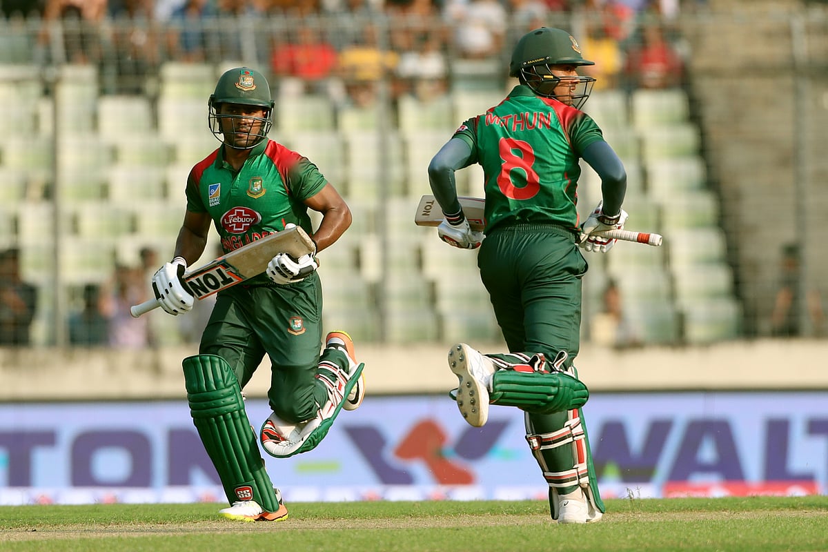 মোহাম্মদ মিঠুনের সঙ্গে ৭১ রানের জুটি গড়ে সামলে নিয়েছেন ব্যাটিং বিপর্যয়ের ধাক্কা ।