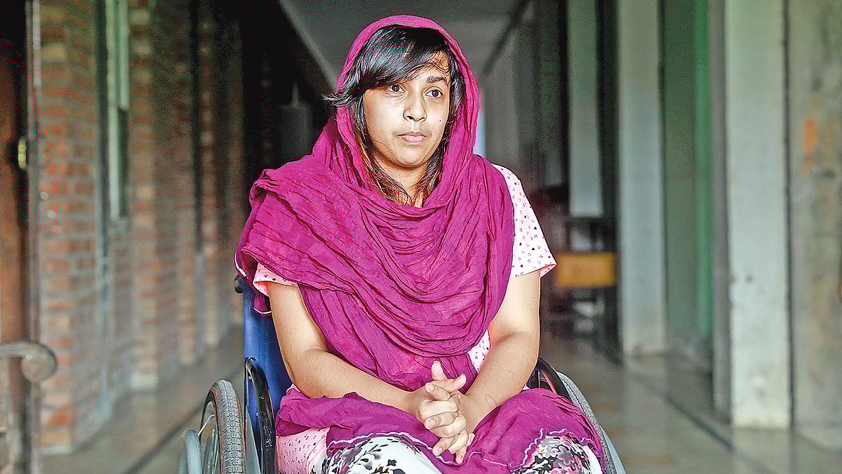 সড়ক দুর্ঘটনায় আহত আয়েশা খাতুন। সাভারের সিআরপিতে।  ছবি: শুভ্র কান্তি দাশ